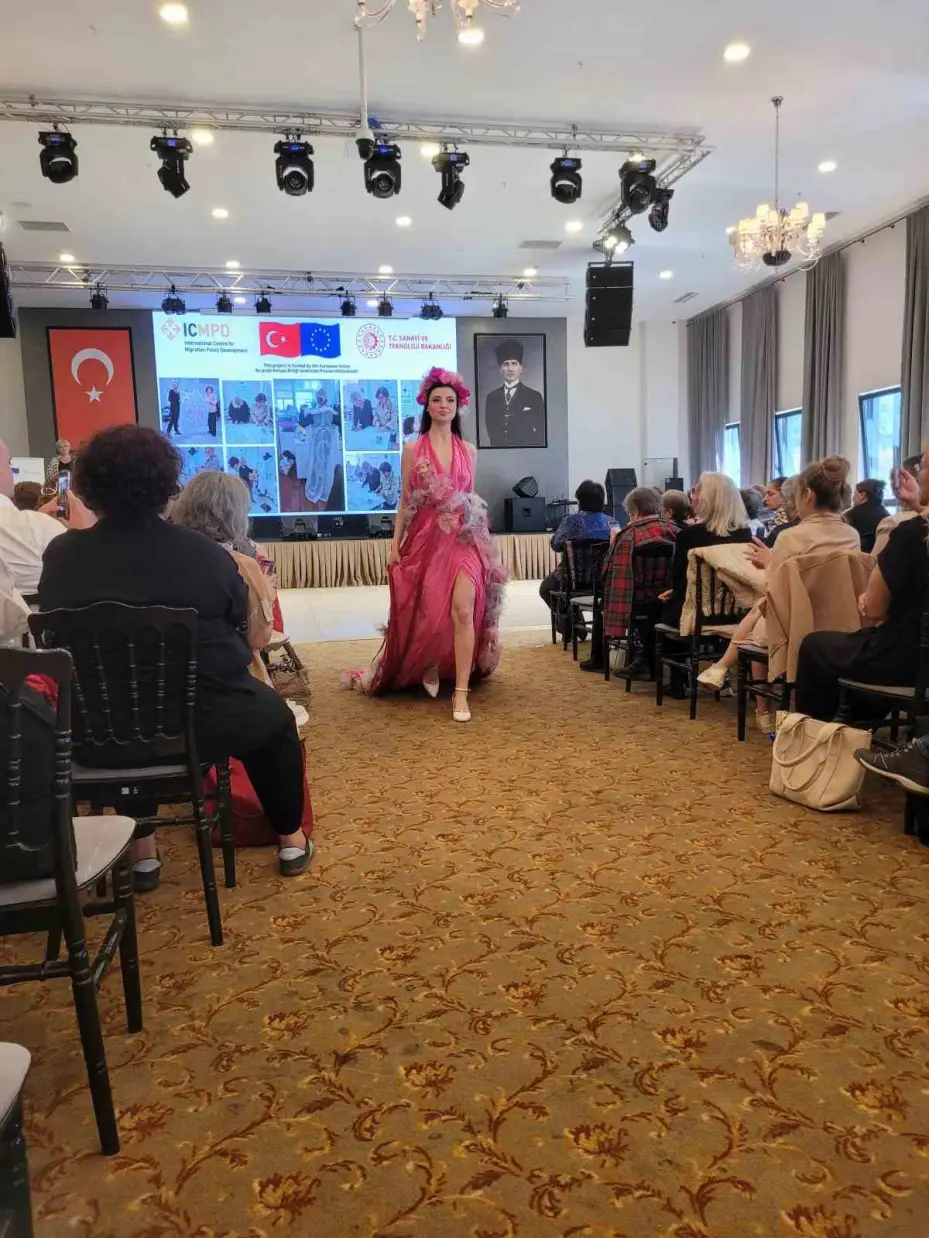 Atıklar takı, elbise olup defilede sergilendi