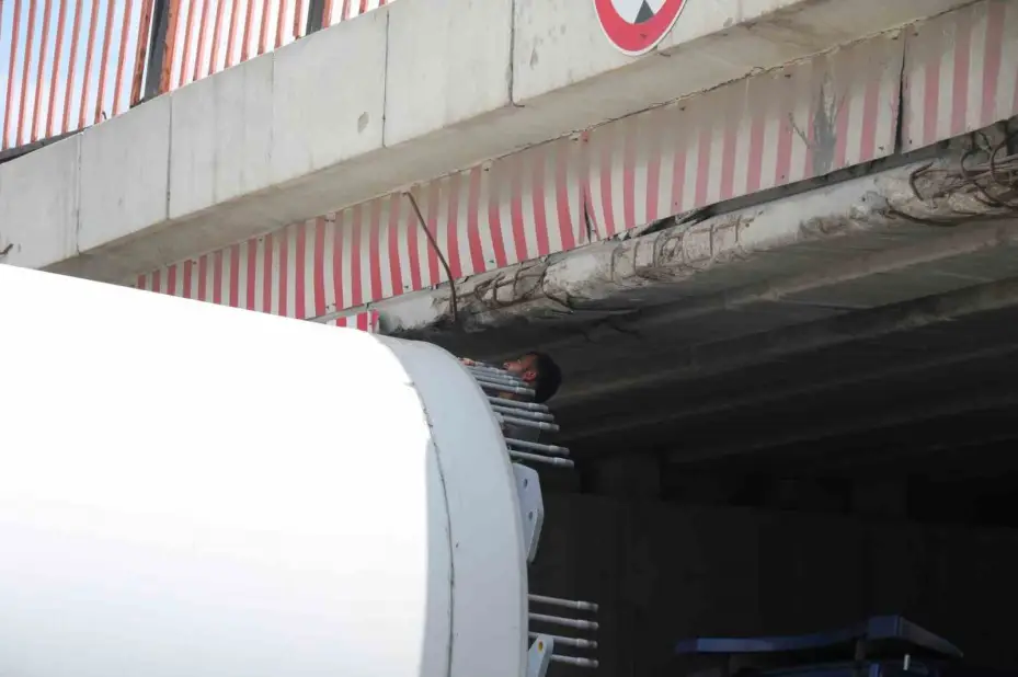 Rüzgar türbini köprüye takıldı
