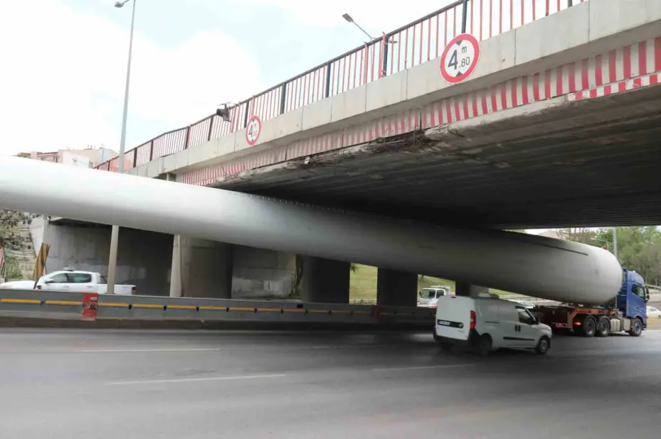 Rüzgar türbini köprüye takıldı