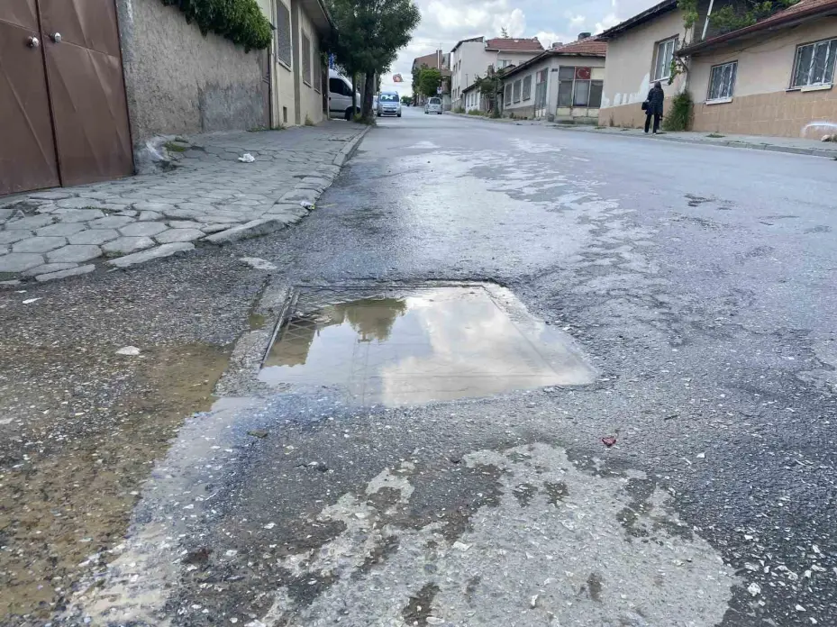 Şebeke suyu hattındaki patlak onarılmayı bekliyor