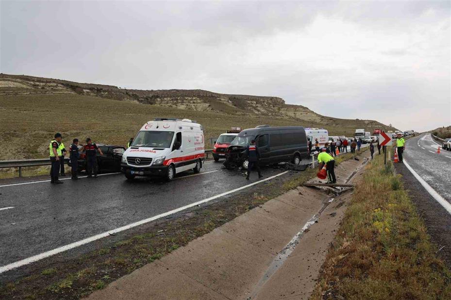 Kotrolden çıkan otomobil karşı şeritte minibüsle çarpıştı: 3’ü ağır 7 yaralı
