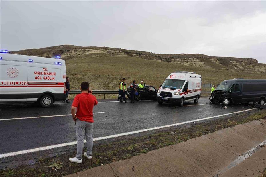 Kotrolden çıkan otomobil karşı şeritte minibüsle çarpıştı: 3’ü ağır 7 yaralı