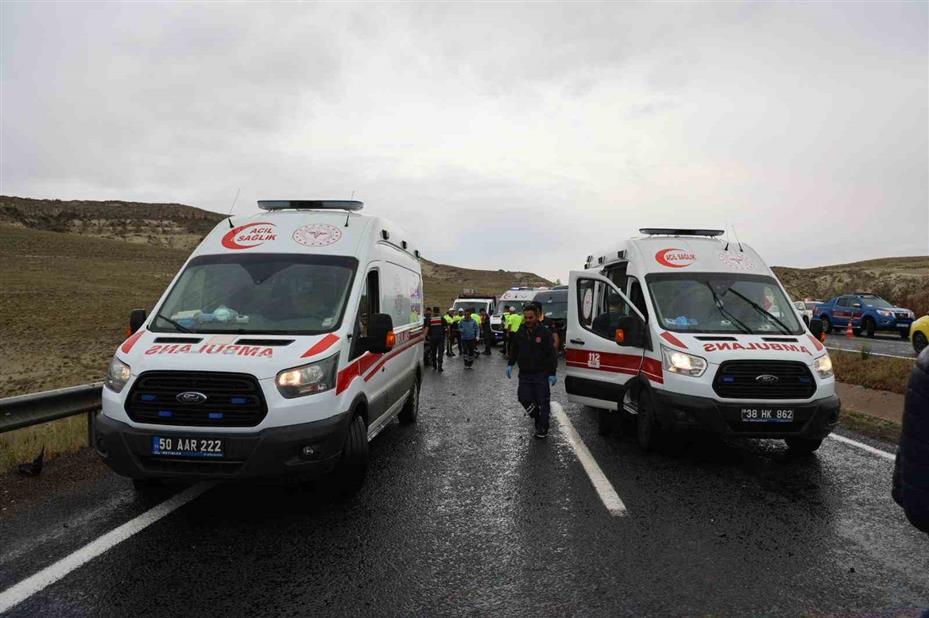 Kotrolden çıkan otomobil karşı şeritte minibüsle çarpıştı: 3’ü ağır 7 yaralı