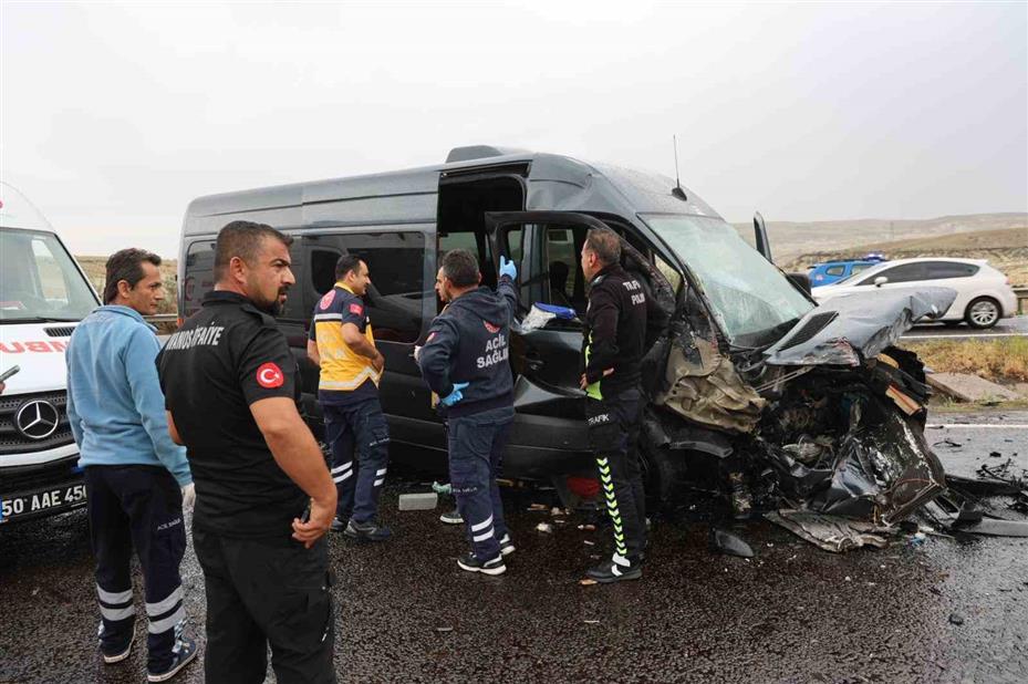 Kotrolden çıkan otomobil karşı şeritte minibüsle çarpıştı: 3’ü ağır 7 yaralı