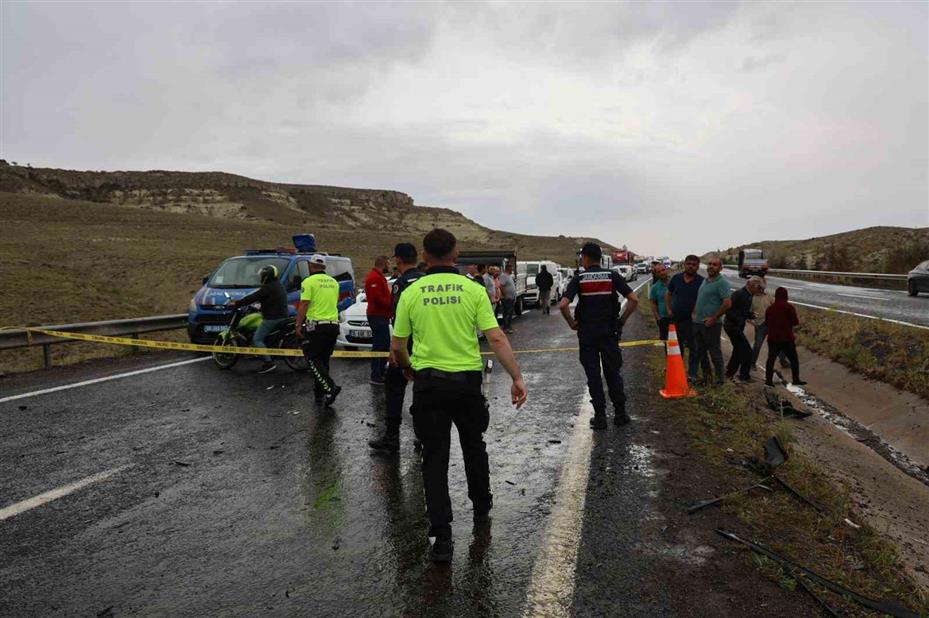 Kotrolden çıkan otomobil karşı şeritte minibüsle çarpıştı: 3’ü ağır 7 yaralı
