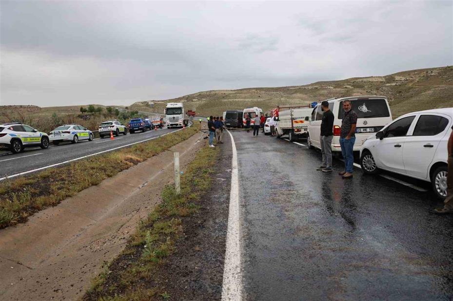 Kotrolden çıkan otomobil karşı şeritte minibüsle çarpıştı: 3’ü ağır 7 yaralı