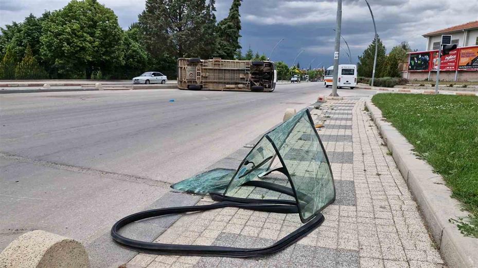 Karaman’da kamyonetle çarpışan okul servisi devrildi: 6 yaralı