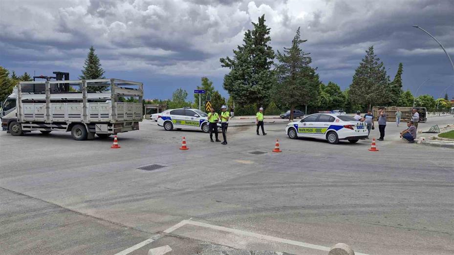 Karaman’da kamyonetle çarpışan okul servisi devrildi: 6 yaralı