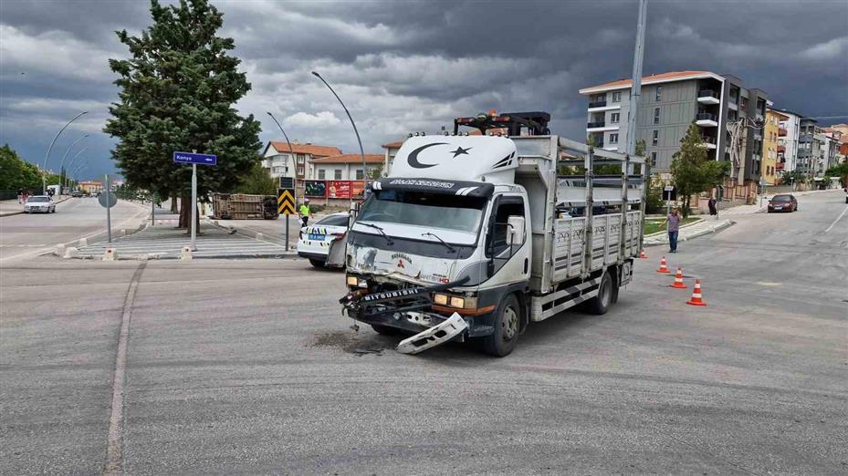 Karaman’da kamyonetle çarpışan okul servisi devrildi: 6 yaralı