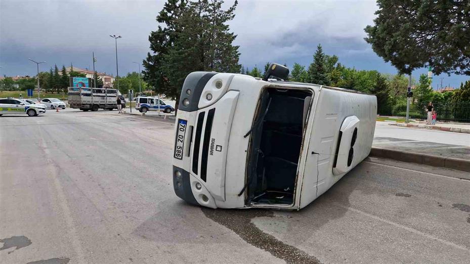 Karaman’da kamyonetle çarpışan okul servisi devrildi: 6 yaralı
