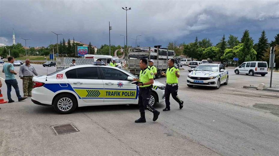 Karaman’da kamyonetle çarpışan okul servisi devrildi: 6 yaralı