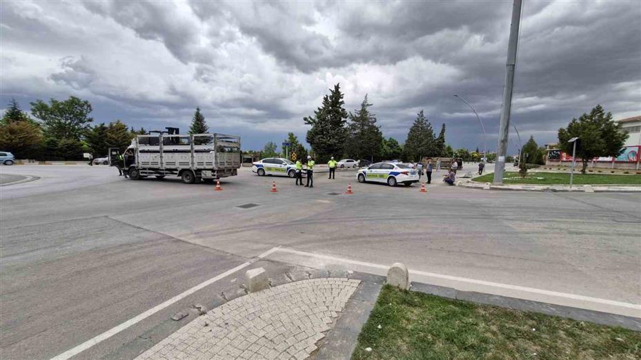 Karaman’da kamyonetle çarpışan okul servisi devrildi: 6 yaralı
