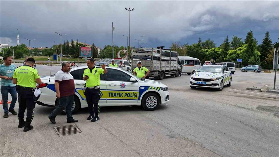 Karaman’da kamyonetle çarpışan okul servisi devrildi: 6 yaralı