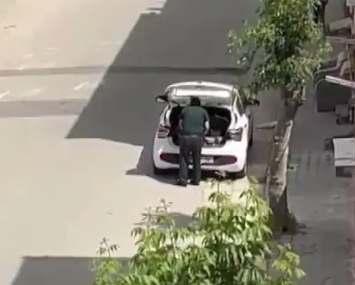 Sokaktaki kaldırım taşlarını söktü, görüntüleri yayılınca geri yerine koydu