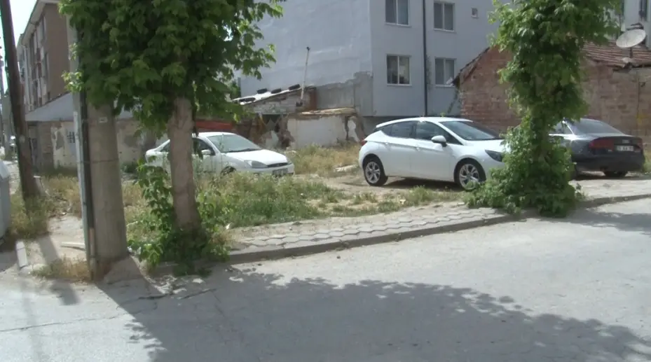 Sokaktaki kaldırım taşlarını söktü, görüntüleri yayılınca geri yerine koydu