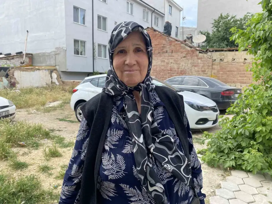 Sokaktaki kaldırım taşlarını söktü, görüntüleri yayılınca geri yerine koydu