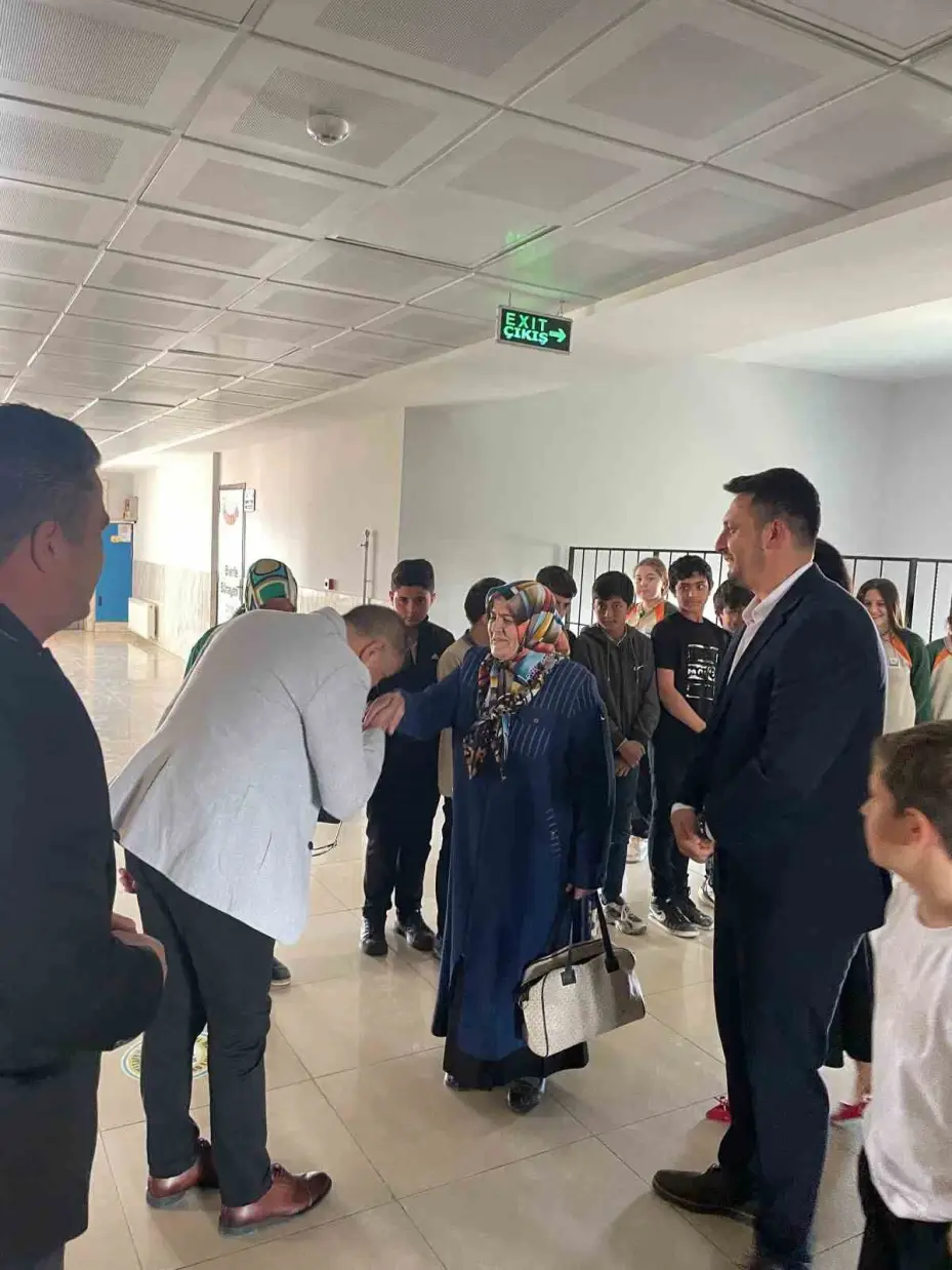 Tomarzalı şehidin ailesi isminin verildiği okulda ağırlandı