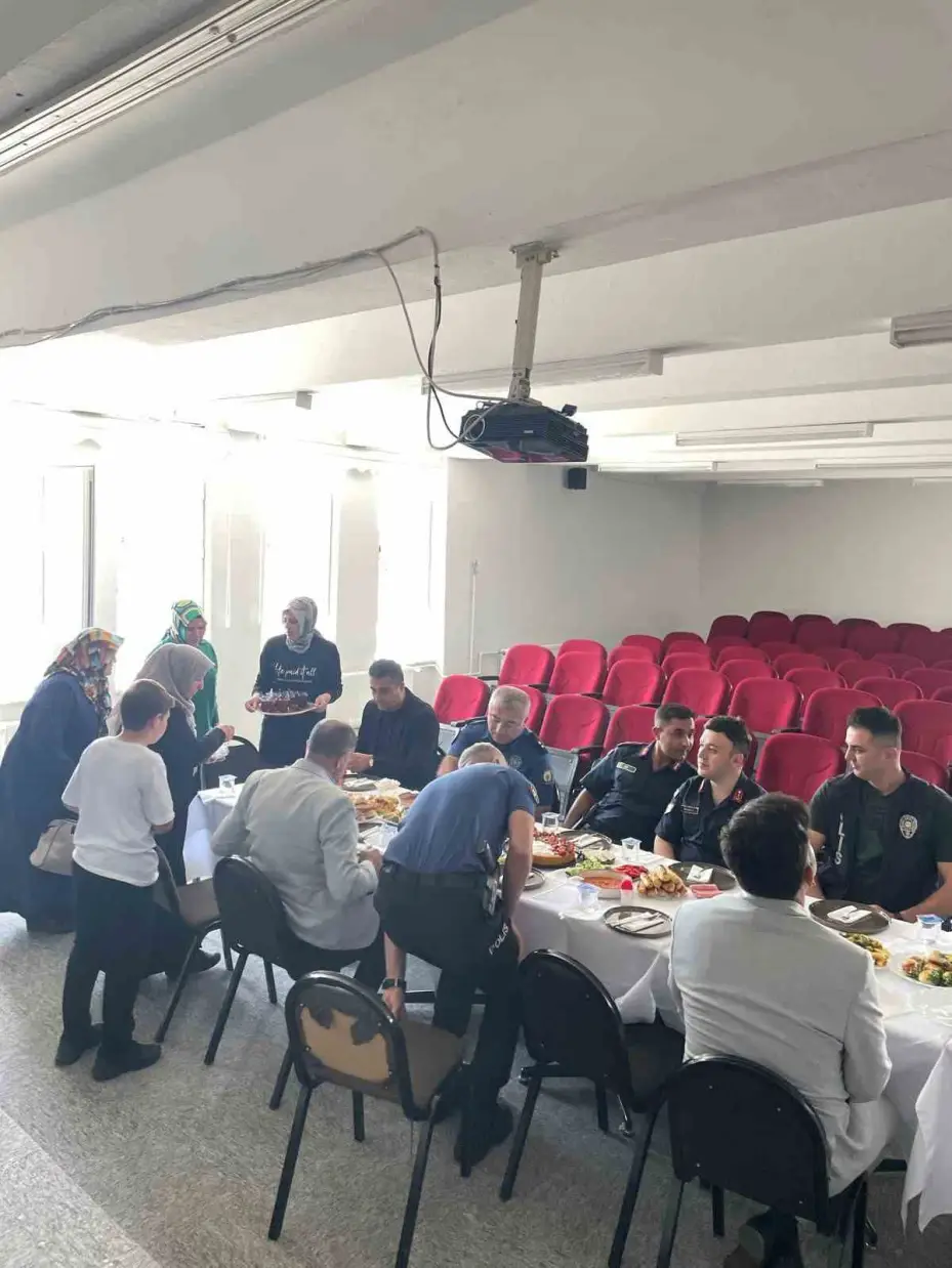 Tomarzalı şehidin ailesi isminin verildiği okulda ağırlandı