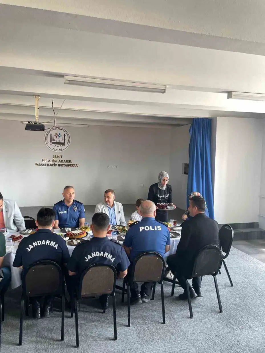 Tomarzalı şehidin ailesi isminin verildiği okulda ağırlandı