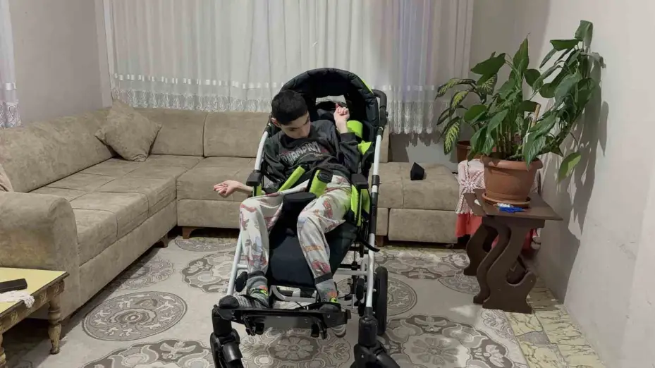 Sivrisinek ısırığıyla yatağa bağımlı hale gelen çocuk, İHA’nın haberinden sonra pusetine kavuştu