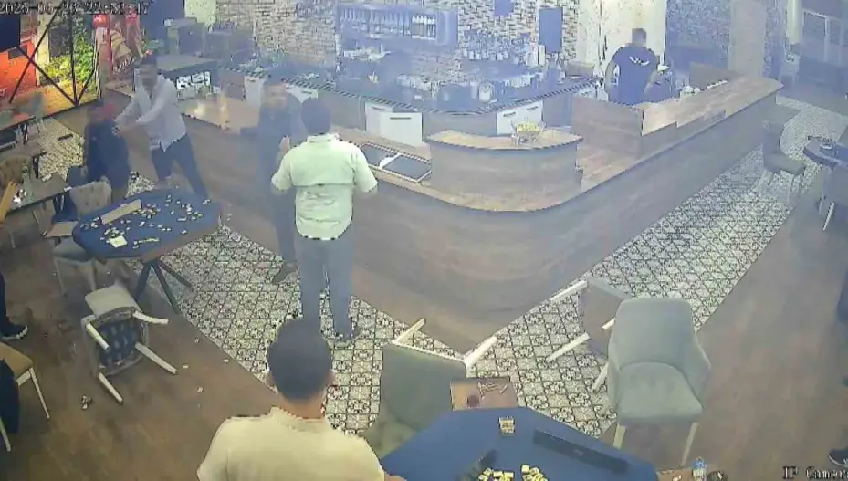 ‘Niye selektör yaptın’ kavgasında sandalye ve okey ıstakaları havada uçtu
