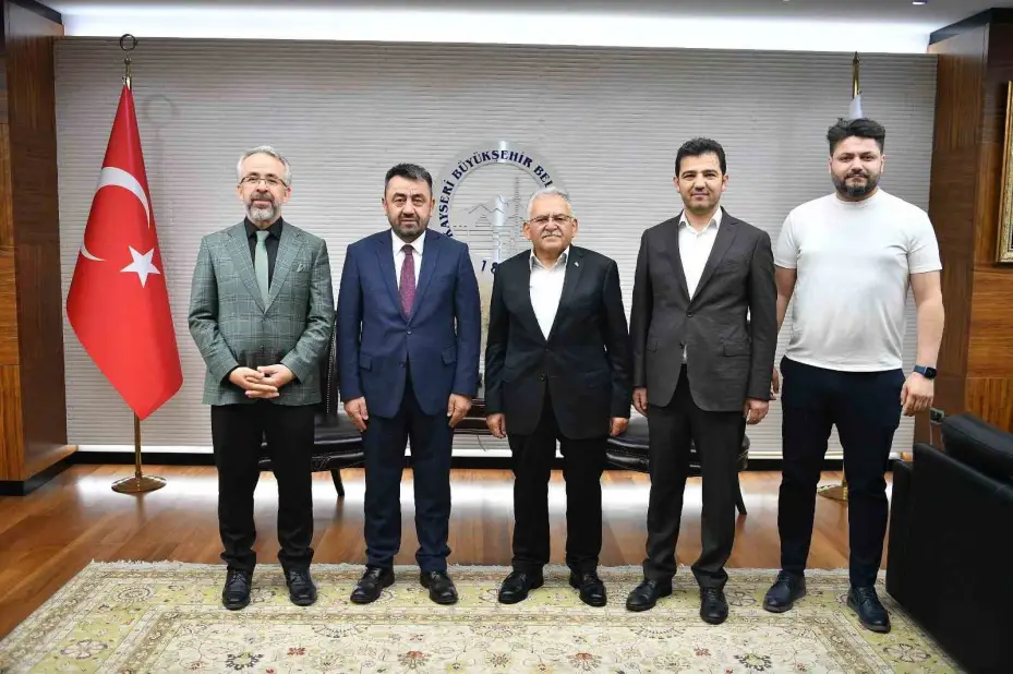 Milli kaleci Doğan Alemdar, Başkan Büyükkılıç’ı ziyaret etti