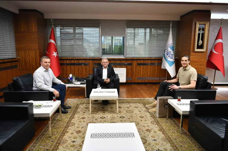 Milli kaleci Doğan Alemdar, Başkan Büyükkılıç’ı ziyaret etti