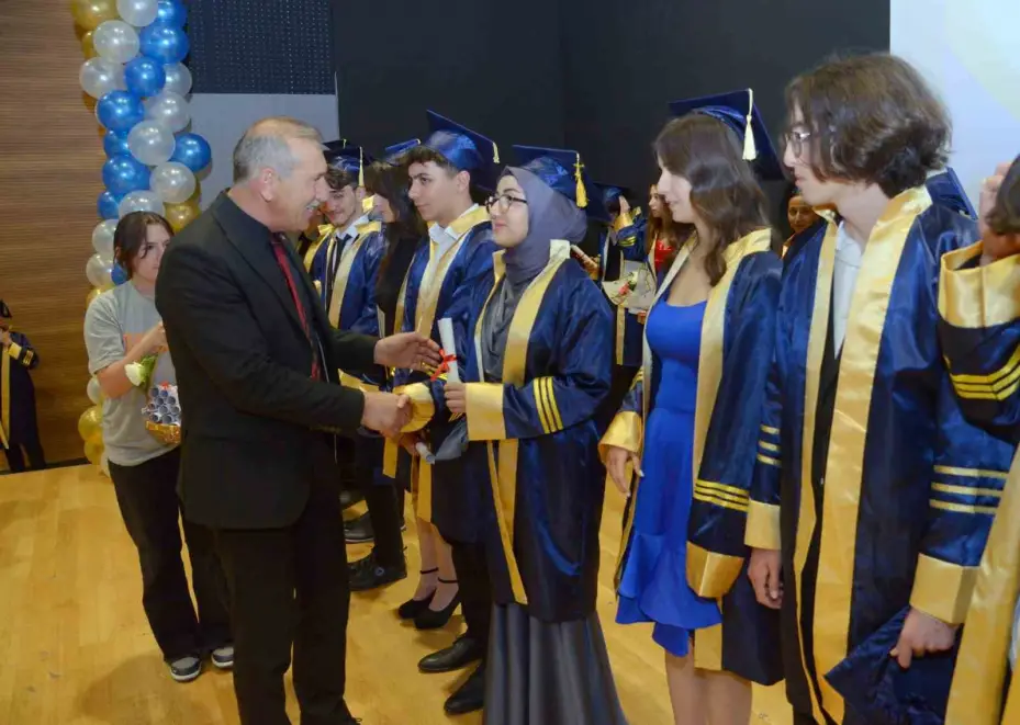 Mustafa Hakan Güvençer Fen Lisesi’nde mezuniyet coşkusu