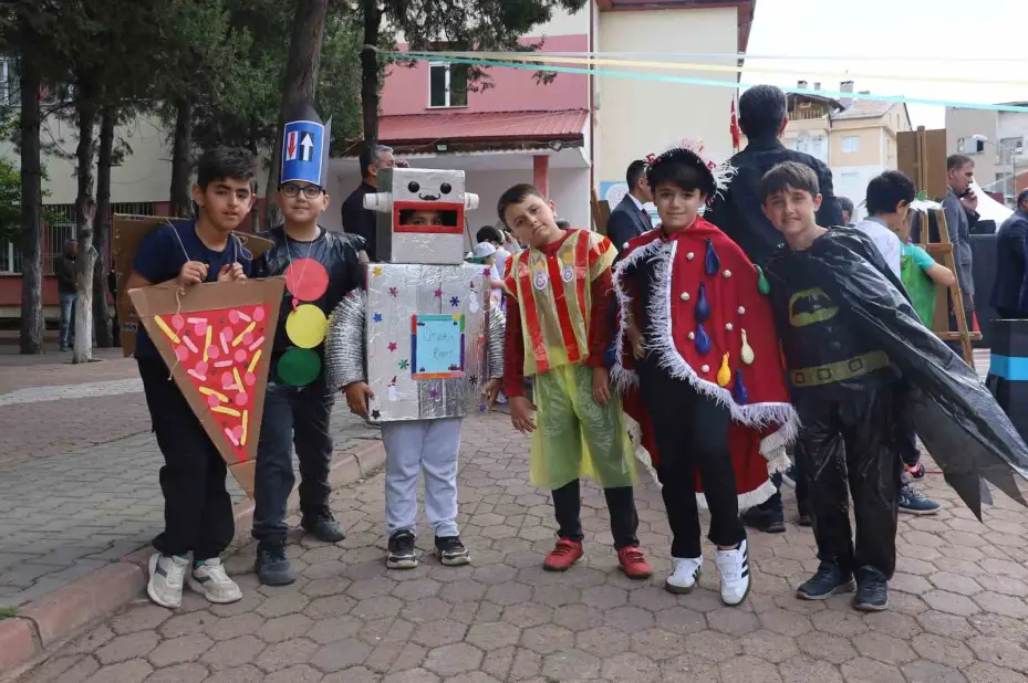 Miniklerden geri dönüşüm defilesi