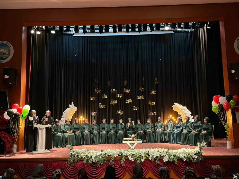 Develi Mümin Dulun Hafızlık Kız Kur’an Kursu mezuniyet coşkusu