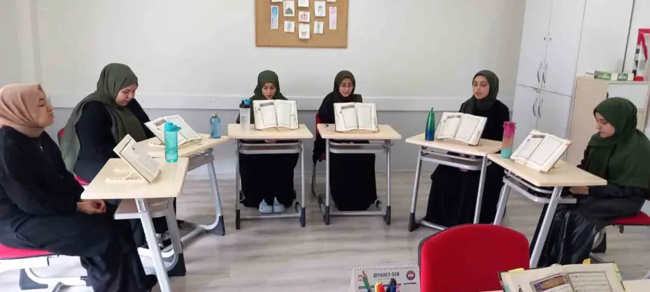 Develi Mümin Dulun Hafızlık Kız Kur’an Kursu mezuniyet coşkusu