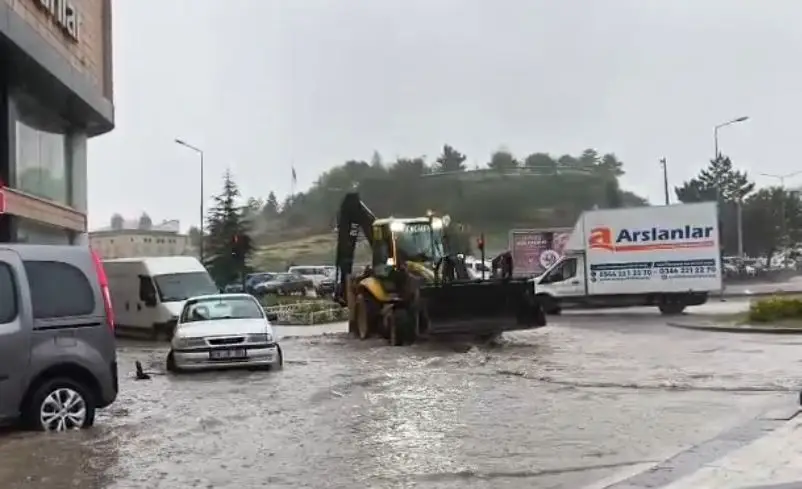 Bir anda başlayan kuvvetli yağmurla vatandaşlar zor anlar yaşadı