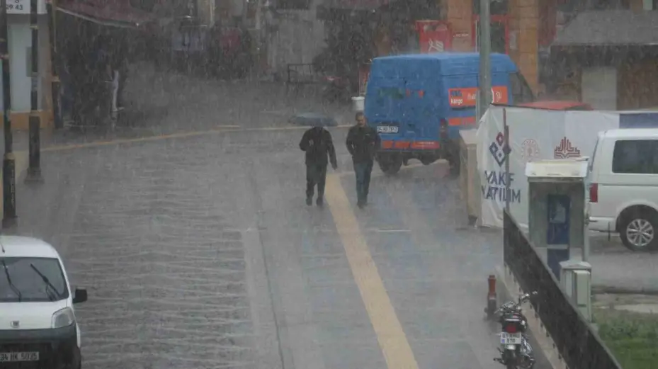 Bir anda başlayan kuvvetli yağmurla vatandaşlar zor anlar yaşadı