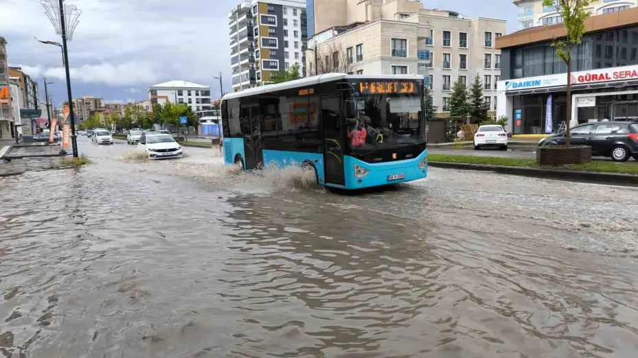 Bir anda başlayan kuvvetli yağmurla vatandaşlar zor anlar yaşadı