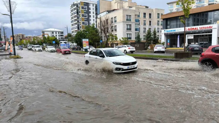 Bir anda başlayan kuvvetli yağmurla vatandaşlar zor anlar yaşadı