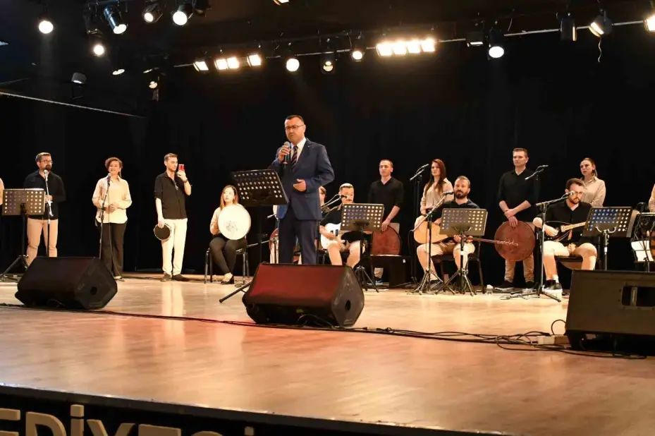 Başsavcı Korkmaz türkü söyledi, büyük alkış topladı