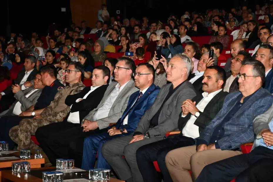 Başsavcı Korkmaz türkü söyledi, büyük alkış topladı