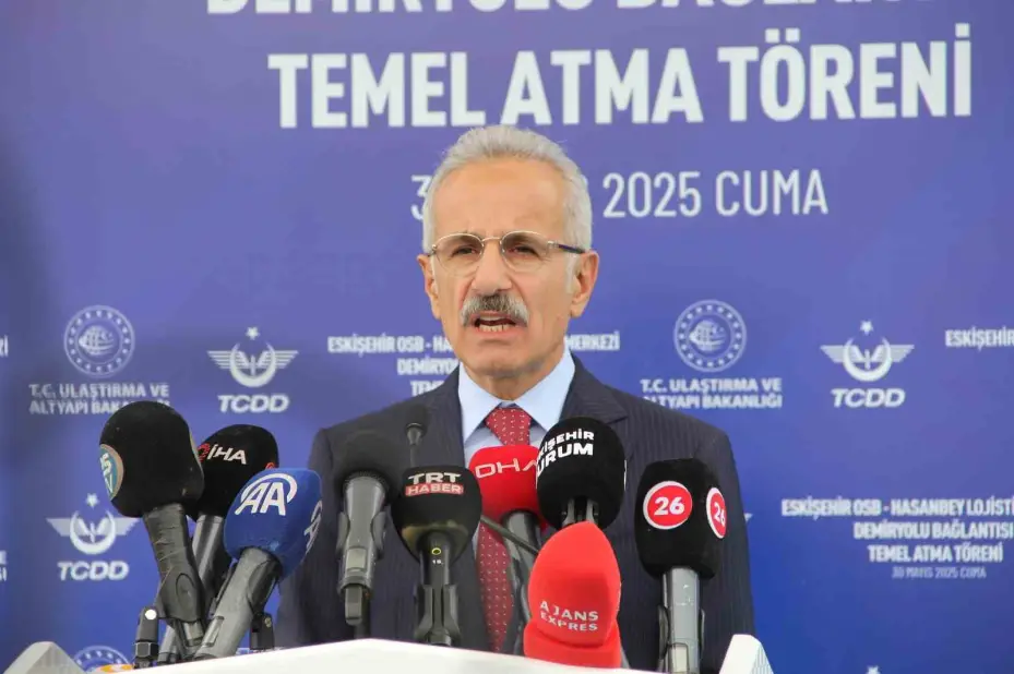 Bakan Uraloğlu, Eskişehir’de Hasanbey Lojistik Merkezi Demiryolu Bağlantısı Temel Atma Töreni’ne katıldı
