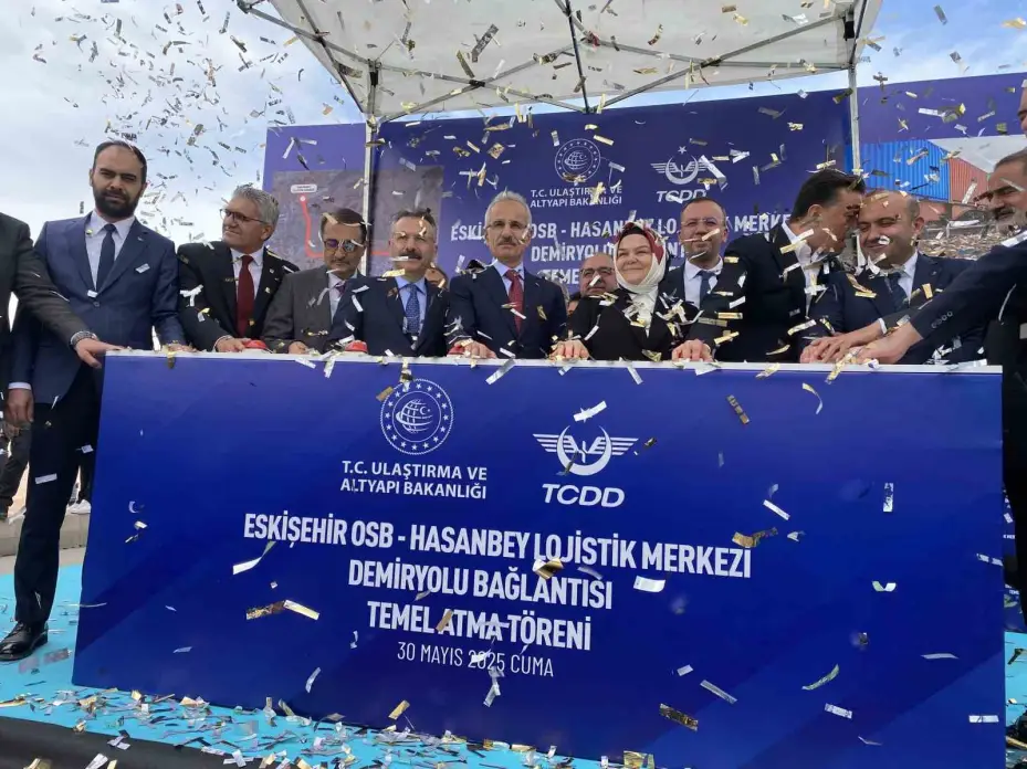 Bakan Uraloğlu, Eskişehir’de Hasanbey Lojistik Merkezi Demiryolu Bağlantısı Temel Atma Töreni’ne katıldı