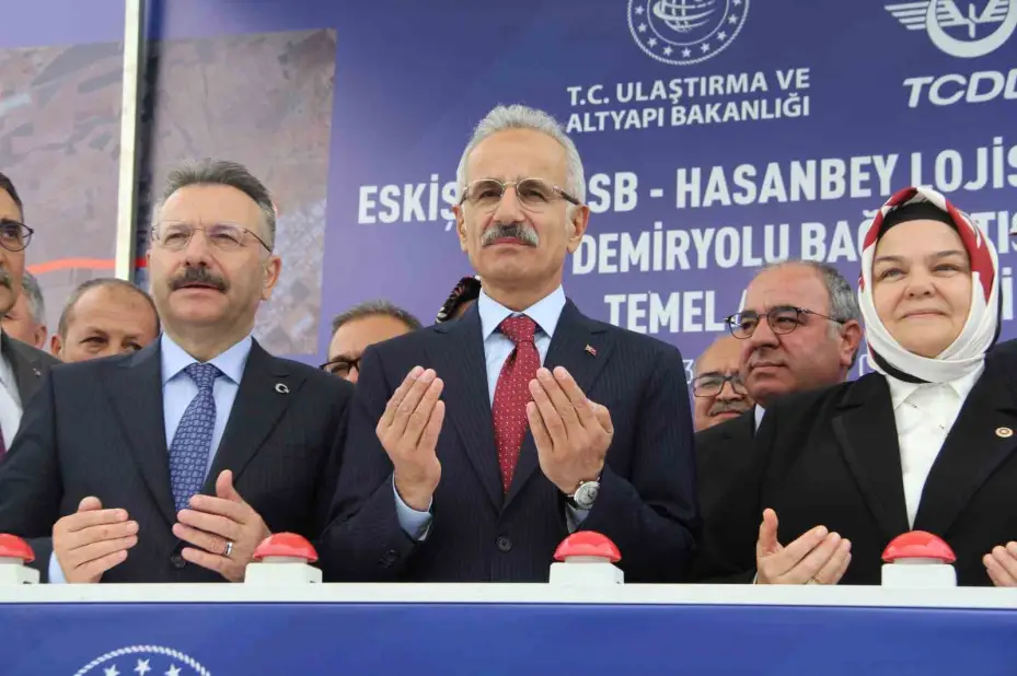 Bakan Uraloğlu, Eskişehir’de Hasanbey Lojistik Merkezi Demiryolu Bağlantısı Temel Atma Töreni’ne katıldı