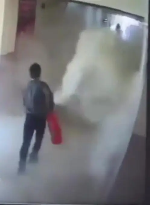 Özel öğrenci yangın tüpünü sıkınca okulda paniğe neden oldu