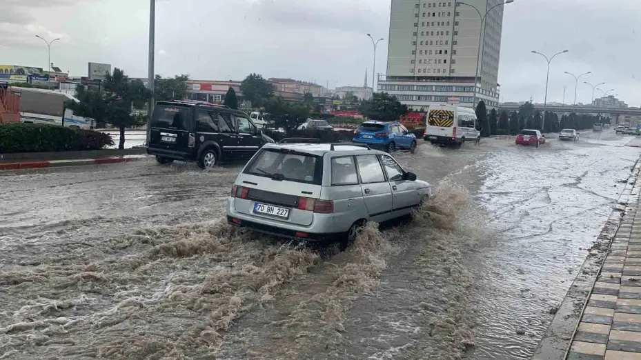 Karaman’da sağanak sonrası yollar göle döndü