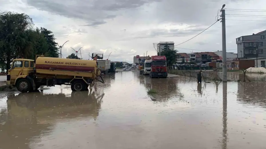 Karaman’da sağanak sonrası yollar göle döndü