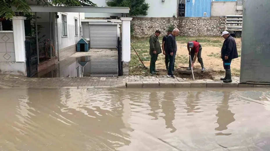 Karaman’da sağanak sonrası yollar göle döndü