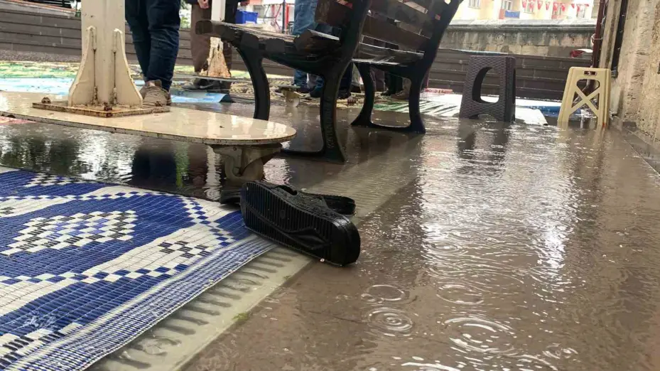Karaman’da sağanak sonrası yollar göle döndü