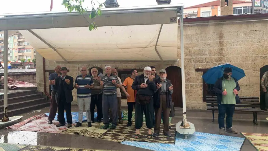 Karaman’da sağanak sonrası yollar göle döndü