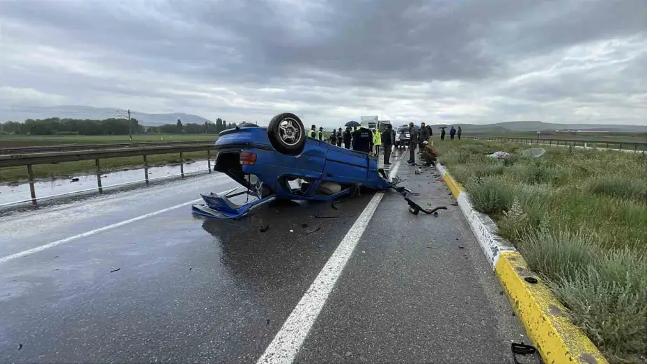 Karşı şeride geçip iki araca çarpan otomobil takla attı: 1 ölü, 4 yaralı