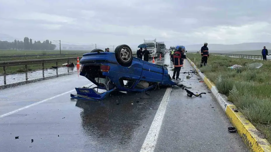 Karşı şeride geçip iki araca çarpan otomobil takla attı: 1 ölü, 4 yaralı