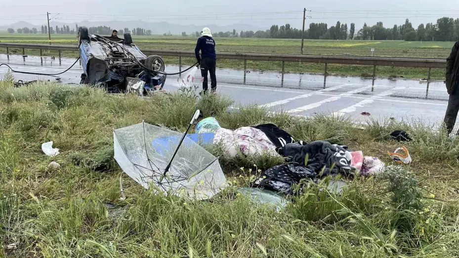Karşı şeride geçip iki araca çarpan otomobil takla attı: 1 ölü, 4 yaralı