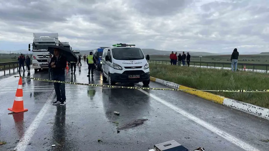 Karşı şeride geçip iki araca çarpan otomobil takla attı: 1 ölü, 4 yaralı